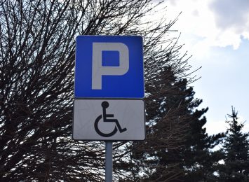 Blokowanie miejsc parkingowych przeznaczonych dla niepełnosprawnych to ciągle problem