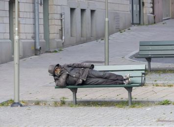 Raciborscy policjanci apelują: Nie bądźmy obojętni na los bezdomnych