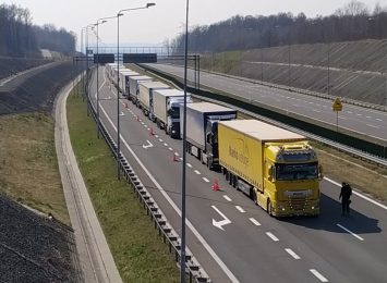 Zablokowana autostrada A1 na Śląsku. Paliwo leje się na drogę...