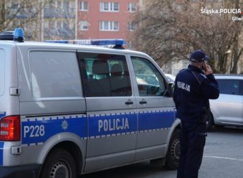 Policjanci z Knurowa szukają sprawców kradzieży portfela [FOTO]