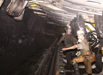 KWK Sośnica: Wykoleił się wagonik kolejki. 6 górników rannych