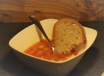 Talerz ciepłej zupy dla potrzebujących. Akcja pomocowa w Parku Zdrojowym w Jastrzębiu