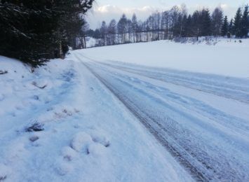 Spadł śnieg, na drogach jest mniejszy ruch i mniej zdarzeń drogowych