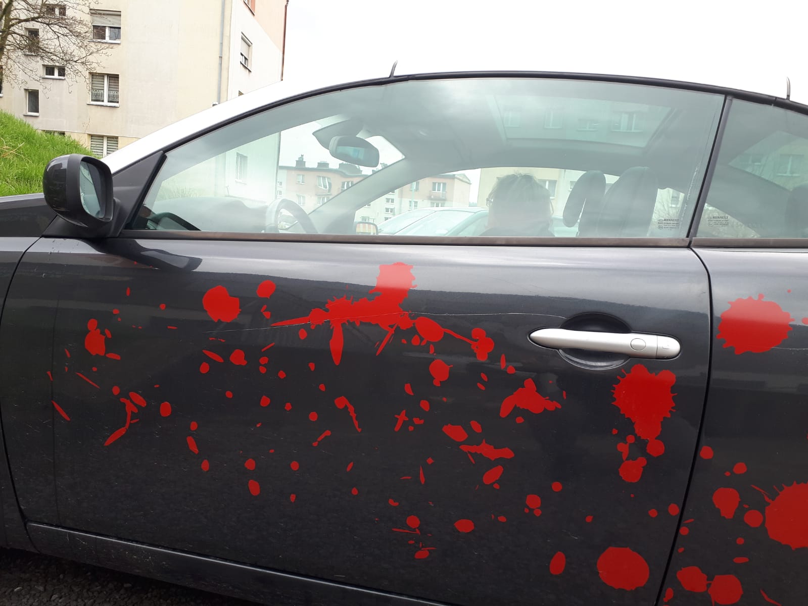 Znowu porysowany samochód na ulicy Żeromskiego w
