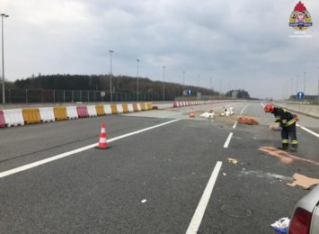 Wypadek na A1 w Żorach. Dwie osoby ranne, po jedną przyleciał LPR