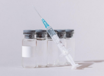 MZ opublikowało komunikat o szczepieniach przeciw COVID-19 dawką przypominającą i dodatkową