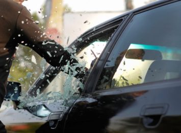 Policjanci z Jastrzębia ratowali dziecko z nagrzanego samochodu