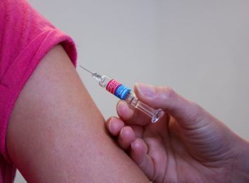 Ruszyła akcja szczepień przeciwko covid-19 w szkołach