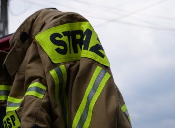 Pożar kanapy w Jastrzębiu-Zdroju. Na miejscu pracowały 4 zastępy ratowników