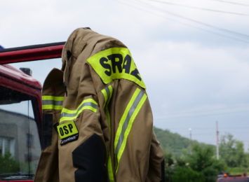 Raciborscy strażacy gasili trawy w Cyprzanowie. Pożar zniszczył pół hektara nieużytków