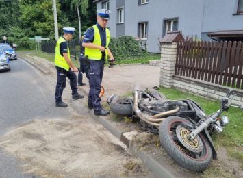 36-letni motocyklista poszkodowany w wypadku w Świerklanach. Uderzył w ogrodzenie [FOTO]