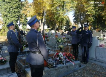 Kwiaty na grobie Michała Kędzierskiego. Przypomnijmy, policjant został zastrzelony na służbie