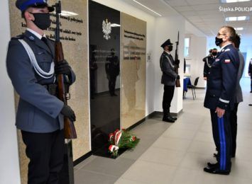 Odsłonięto tabliczkę upamiętniającą Michała Kędzierskiego, policjanta z Raciborza, który zginął na służbie [FOTO]