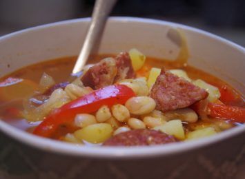 Kuchnia Radia 90: Pikantna zupa z chorizo i fasolą