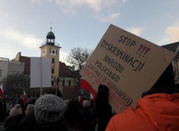 Na rybnickim rynku trwa protest przeciwko segregacji. Czytamy hasła: "Stop dyskryminacji Narodu Polskiego"