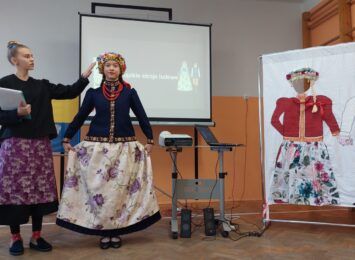 Uczennice z Raciborza w "śląskiej" trasie po regionie, uczą tradycji [FOTO]