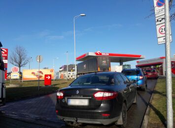 Czesi szturmują przygraniczne stacje benzynowe. W Polsce mają paliwo tańsze nawet o dwa złote [FOTO, WIDEO]