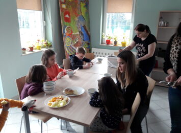 Wspólna zabawa, integracja, posiłek. Dzieci z Ukrainy na zajęciach w wodzisławskiej placówce