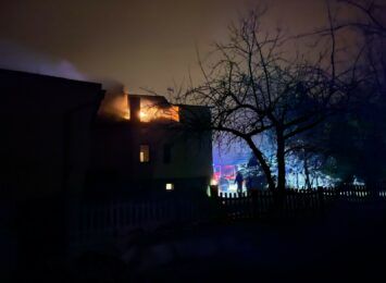 Pożar domu w Chybiu. Rodzina wraz ze zwierzętami domowymi bezpiecznie opuściła budynek