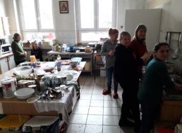 Proboszcz parafii w Chwałowicach udostępnił Dom Rekolekcyjny 55 uchodźcom z Ukrainy [FOTO]