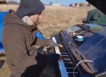 Davide Martello gra na fortepianie na granicy z Ukrainą [WIDEO]