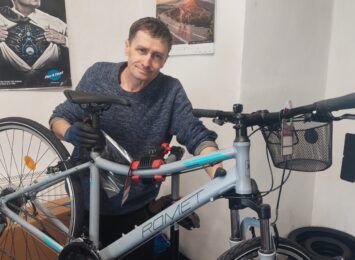 Aleksander, kolarz z Ukrainy, w Wodzisławiu naprawia rowery dla dzieci uchodźców