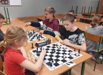 Ludzie z Pasją: Cały Wodzisław gra w szachy! Młodzi szachiści trenują w UKS Baszta Wodzisław