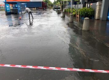 Woda zalała część parkingu jednego ze sklepów wielkopowierzchniowych w Rybniku