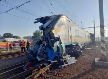 Wypadek kolejowy w Boguminie: Zginął maszynista, 4 osoby ranne [FOTO]