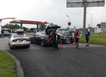 Protest kierowców w sprawie wysokich cen paliwa. Wjazd na stację benzynową w Żorach był zablokowany [FOTO, WIDEO]