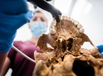 Zęby zmarłych sprzed 500 lat przebadają współcześni dentyści [FOTO]