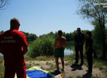 Policja i ratownicy WOPR w Raciborzu przypomianją o zasadach bezpiecznych kąpieli