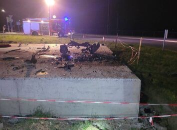 Toyota yaris uderzyła w fundament pod wieżę Eiffla w Rybniku. Są poszkodowani [FOTO]
