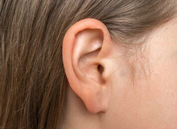 Jakie są objawy i jak leczyć gronkowca w uchu? [materiał partnera]