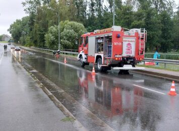 Poranna ulewa zalała ulicę Rudzką w Rybniku. Studzienki były niedrożne i nie radziły sobie z wodą