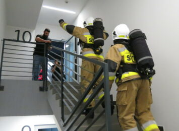 Strażacy na schodach. Zdobywać będą budynek K1