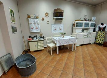 Stare naczynia i sprzęt gospodarstwa domowego, meble, ozdoby oraz stroje. W Bełku otwarto Izbę Tradycji