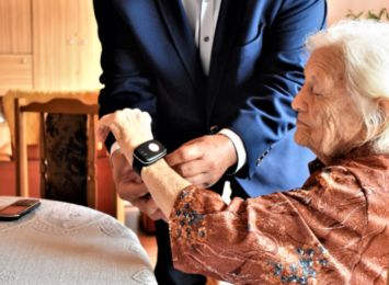 Seniorzy z Godowa z opaskami. Starsi mieszkańcy gminy otrzymali urządzenia umożliwiające tzw. opiekę na odległość