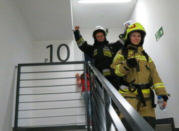 Po schodach na 10. piętro, by uczcić wydarzenia zamachów z 2001. Nietypowa akcja strażaków w Rybniku [FOTO,WIDEO]