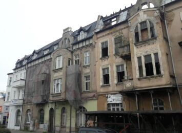 Po 7 latach rozpoczęła się rozbiórka grożącej zawaleniem kamienicy przy ulicy Hallera w Rybniku