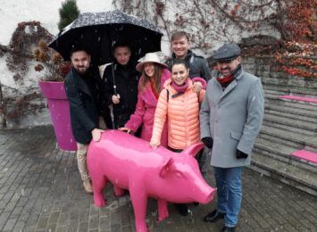 Ryjkowa świnka odsłonięta przed schodami Teatru Ziemi Rybnickiej