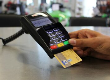 Pozabankowa karta kredytowa - czym jest i jak ją uzyskać? [materiał partnera]