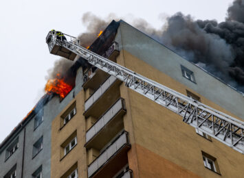 Pożar mieszkania w bloku w Czeskim Cieszynie. W akcji pomagali polscy strażacy [WIDEO]