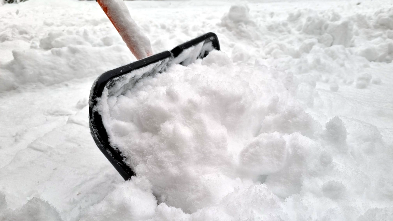 Na południu regionu trzeba przygotować łopaty do śniegu