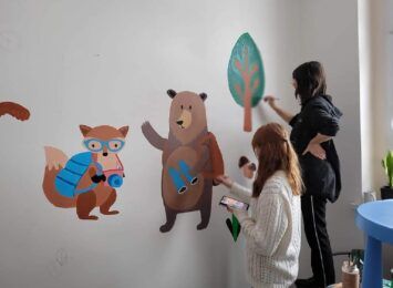 Wodzisław Śląski: Uczniowie z plastyka pomalowali ściany w Centrum Pomocy Rodzinie