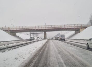 Powiat cieszyński: Śnieg na drogach, utrudnienia w ruchu