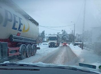 Zalegający śnieg na drogach. Samochody ciężarowe blokują przejazd