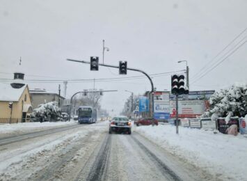 Katastrofalne warunki na drogach. Wasze filmy i zdjęcia. Zobaczcie walkę z zimą [WIDEO,FOTO]
