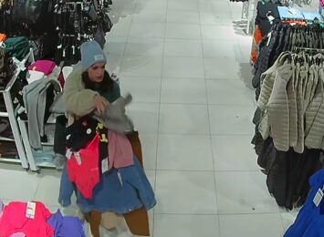 Kobieta ukradła ubrania w Knurowie. Poszukuje jej policja [FOTO]