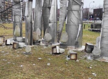 Wandal zniszczył rzeźby aniołów w Jastrzębiu-Zdroju